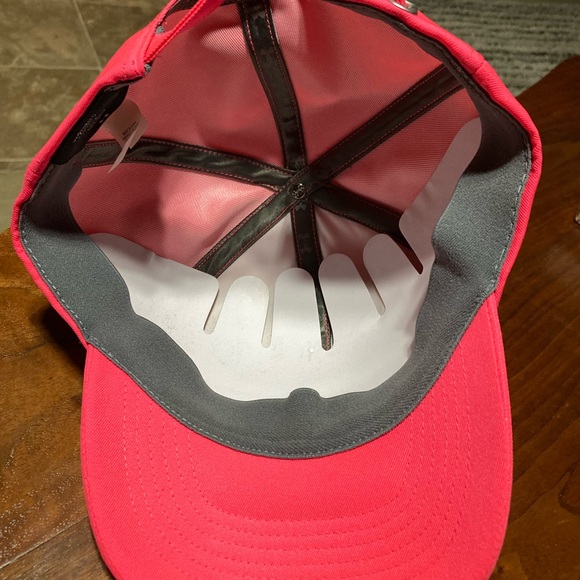 Women’s Under Armour Adjustable cap - Picture 2 of 3